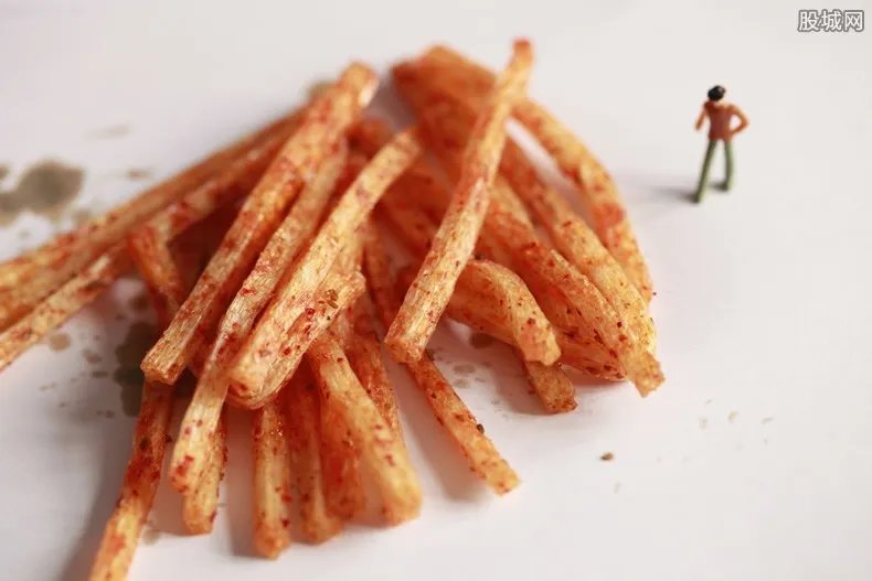 巨型辣条蛋糕 超千斤辣条蛋糕亮相你敢吃吗？