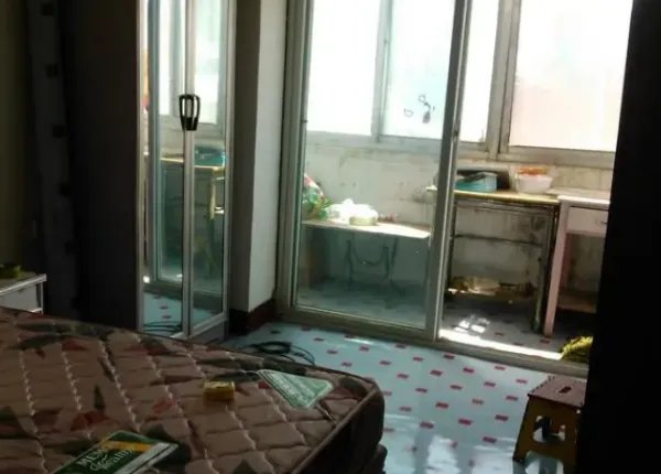 上海仨小伙为省钱租1间房：不同时间睡！他们能保证充足的睡眠吗？