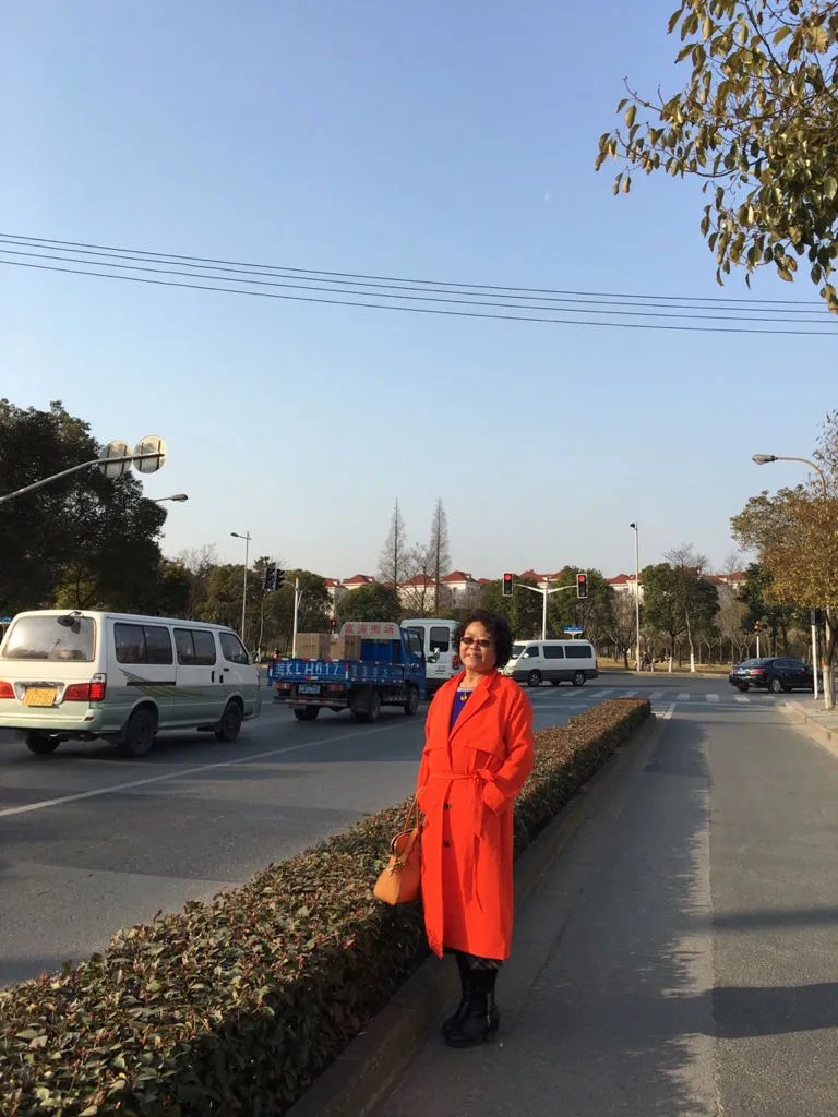 上海百姓网招聘搬运工是不是骗子，还说要交两百块钱的工作服钱，说干满一个月退，是不是骗子啊