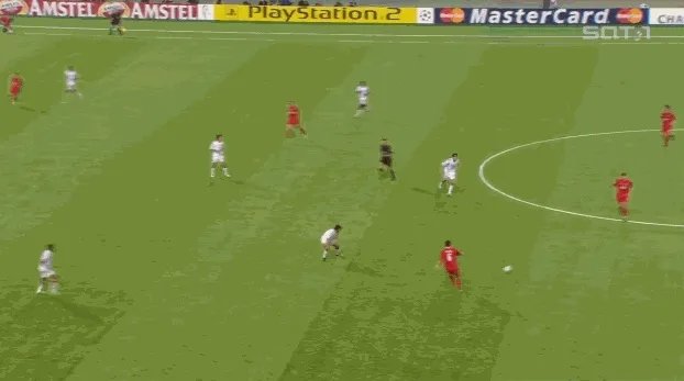 2005年欧冠决赛,上下半场比赛的反差为什么这么大?