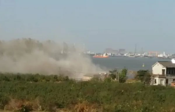 长江发生江堤坍塌什么原因造成的？