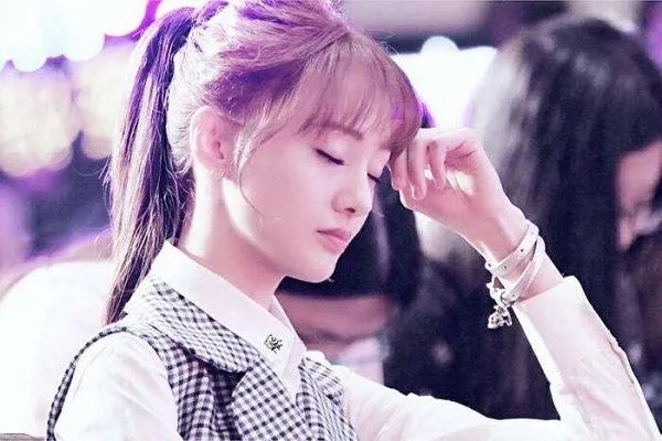 郑爽高价卖旧手机买家吐槽，郑爽转卖二手商品的原因是？