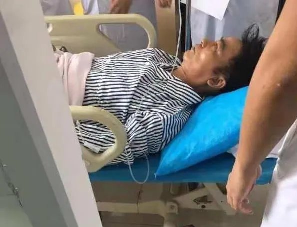 任达华3厘米刀伤图:有网友称是捅老板但捅错人了