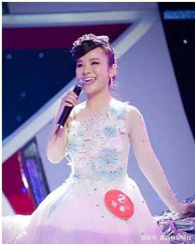 她曾获星光大道冠军，双目失明成当红歌手，婚后成幸福人妻，她是谁？