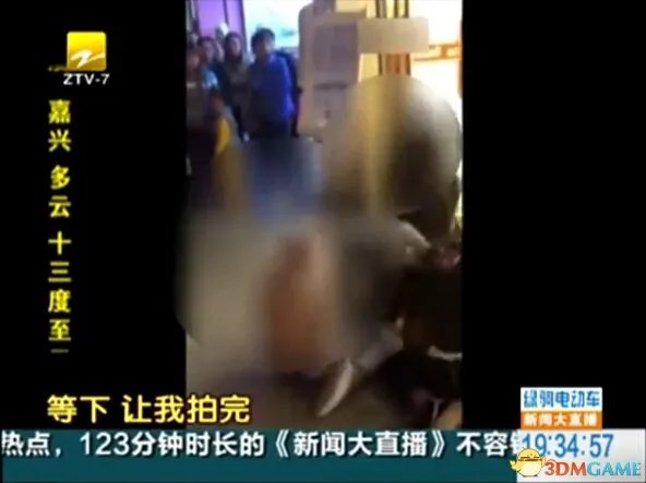 一女子遭扒衣殴打不断求助 路人冷漠围观只顾拍照