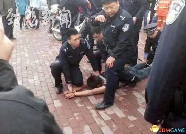 男子向女收银员求复合遭拒 网吧里挥刀砍死前女友