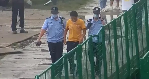 警方连续3年在钱塘江观潮时抓住逃犯，警方是如何从茫茫人海中抓到他们的？