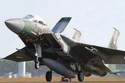 战斗机后轮着地,前轮抬起,如何分辨它是在起飞,还是在降落?