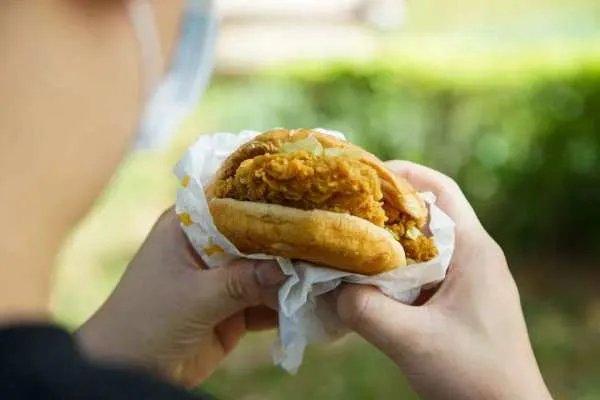 麦当劳回应顾客投诉汉堡发臭，你对麦当劳的回应认可吗？