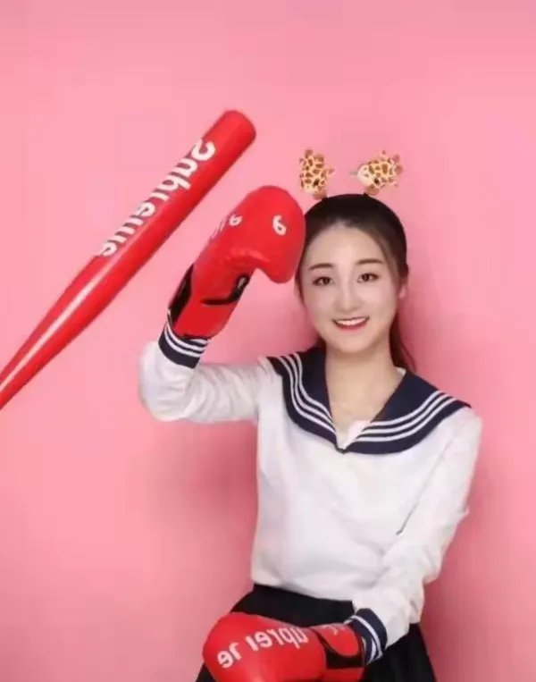 大衣哥儿媳旗袍写真曝光，与结婚照比起来究竟哪一个更美？