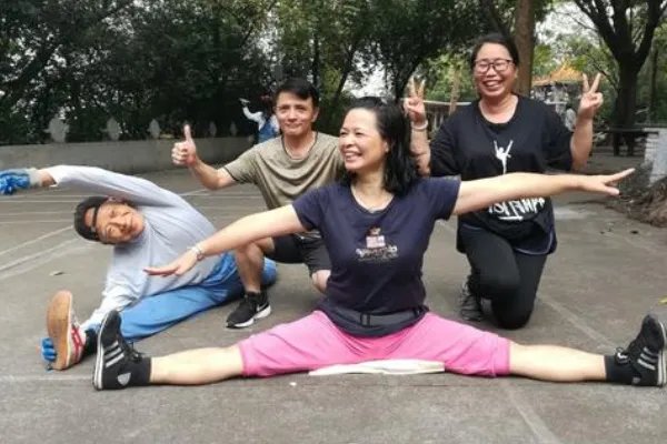 老人组团龟蛇爬行走红，这种锻炼方式有啥科学道理吗？