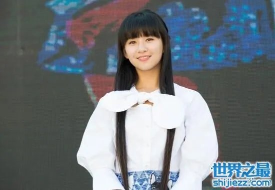 揭秘小彩旗男友是谁，14岁就谈恋爱直呼老公 