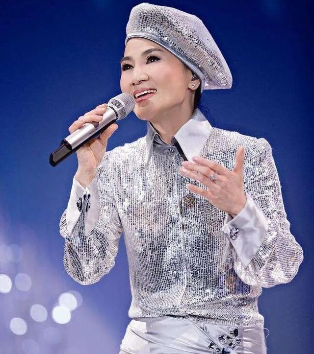 帽子天后凤飞飞为什么总戴帽子？