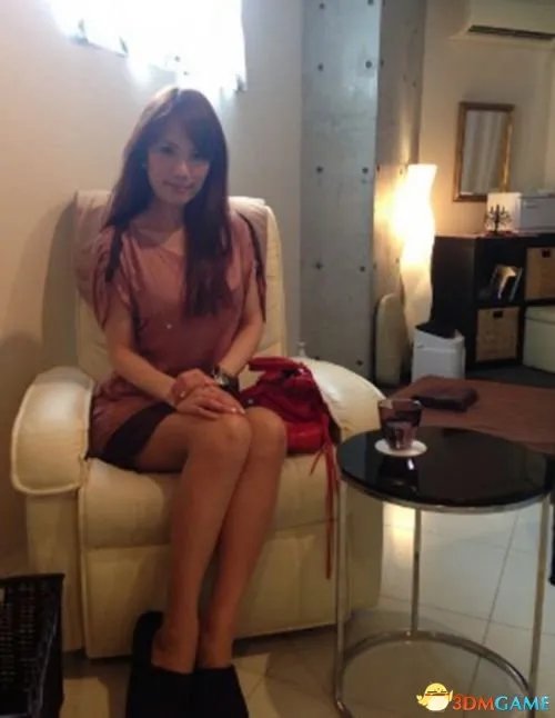 42岁美女外婆走红网络 保留天使容貌和魔鬼身材