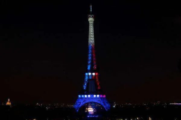 埃菲尔铁塔每天提前1小时熄灯省电，将会对当地造成什么影响？