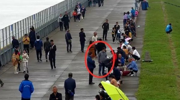 警方连续3年在钱塘江观潮时抓住逃犯，警方是如何从茫茫人海中抓到他们的？