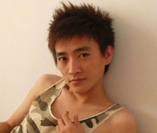 求这张图的同一个人的所有照片！