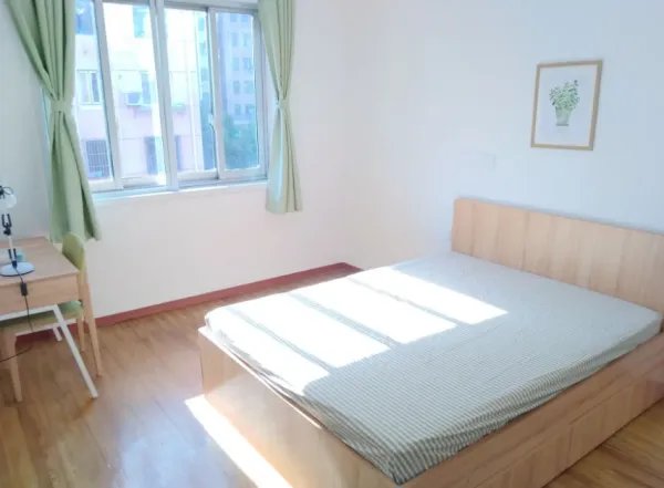 上海仨小伙为省钱租1间房：不同时间睡！他们能保证充足的睡眠吗？