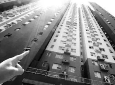 重庆一居民楼上飞下棒球棒砸中孕妇，却无人承认，此事该如何追责？