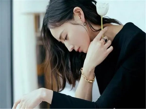 清华女神教授42岁未婚，坦然的做了自己，面对年迈的父母该怎么办？