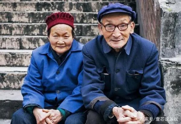 老伴瘫痪，儿子接我们去城里养老，半夜起来听到儿媳的什么话，我愣住？