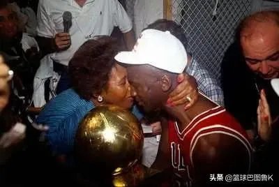 乔丹在打不过活塞时，选择和同届的奥拉朱旺抱团，可以几个冠军？