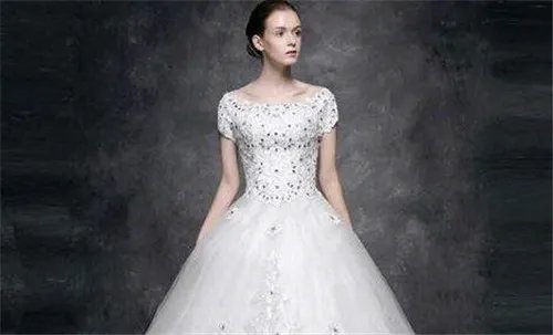 北京卖婚纱礼服的地方  北京婚纱礼服一般多少钱