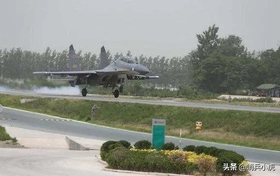 战斗机后轮着地,前轮抬起,如何分辨它是在起飞,还是在降落?