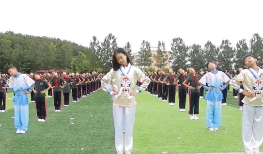5000名学生穿戏服跳川剧操，这体现了一种什么文化？