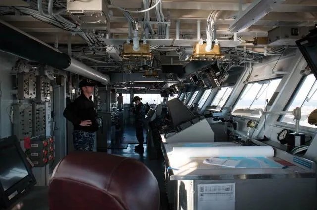 摧毁了航母的指挥舰桥，是不是就几乎瘫痪了整个航母？