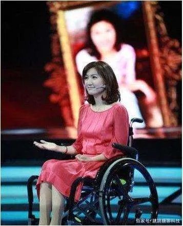 她曾获星光大道冠军，双目失明成当红歌手，婚后成幸福人妻，她是谁？