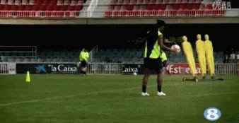 小罗连续4次踢中门柱弹回脚下的视频，你认为是真的吗？