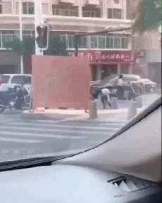 福建一男子一时冲动，当街撒10万现金，一地钞票遭哄抢光后才后悔，对此你怎么看？