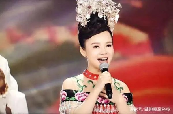 她曾获星光大道冠军，双目失明成当红歌手，婚后成幸福人妻，她是谁？
