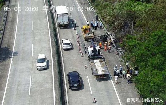 夫妻俩参加弟弟婚礼后，搭乘朋友顺风车遭遇车祸被烧身亡，谁来承担责任呢？