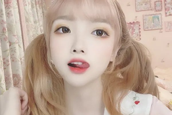 小圆脸雪雪深扒原文 第一血发生在学校食堂还是画室