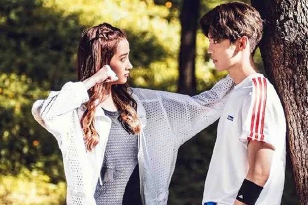 关晓彤被曝和鹿晗同居,这个是什么情况呢?