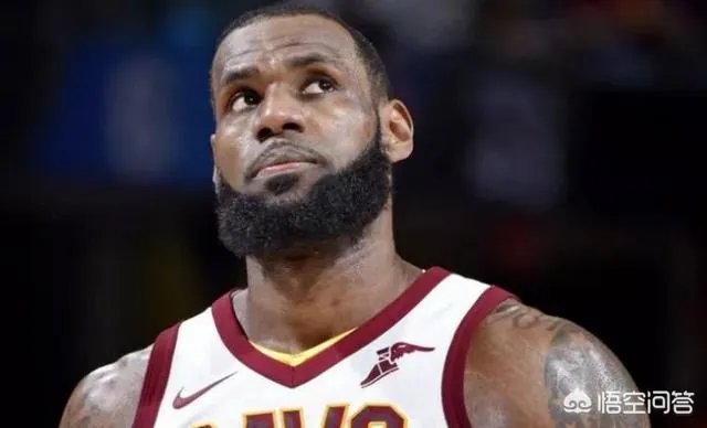 在2018赛季NBA颁奖典礼上，詹姆斯获得了什么奖？他本人没到现场是如何领奖的？