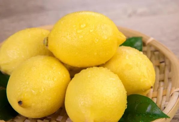 100g大白菜和柠檬维C含量更高的是哪个 等量的白菜和柠檬谁的维生素C高