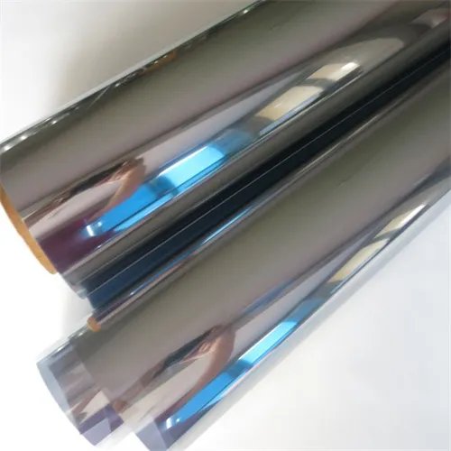 隔热膜是贴在玻璃里面还是外面