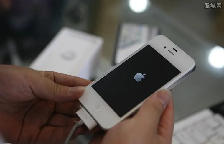 苹果不送充电器被判赔用户7千元 什么情况？