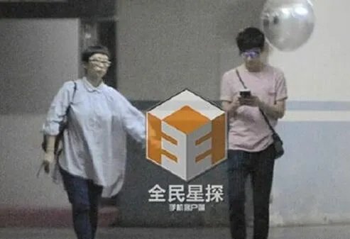 湖南省的两大台柱:汪涵老婆已经公之于众,就是乐乐。但何炅的爱人却一直不知是谁?