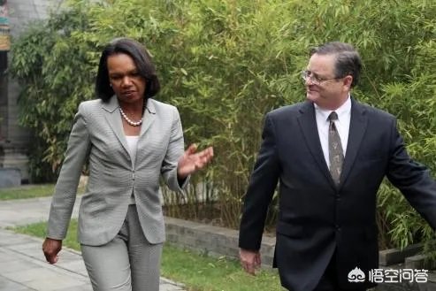 卡扎菲心中女神赖斯，地下室出生从政15年，为何受2位美国总统信赖？