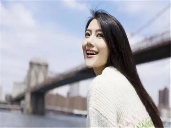 清华女神教授42岁未婚，坦然的做了自己，面对年迈的父母该怎么办？