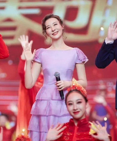 柯蓝穿16年前的礼服主持