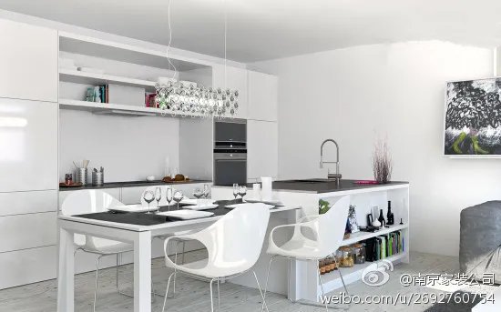 纯白的餐桌上铺上深色的桌布，无论从实用还是美观的角度看，都是...