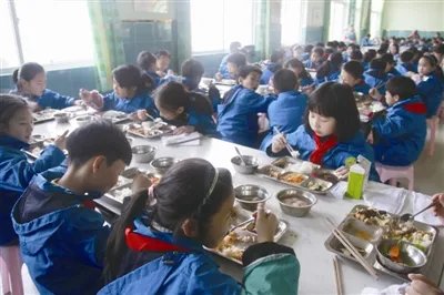 班级剩饭菜超重取消奖学金评选，学生对此规定有何异议？