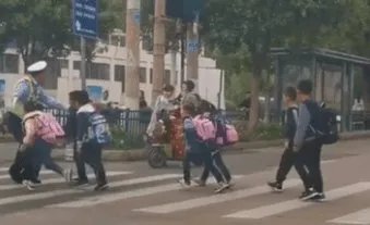 交警跳跃式接小朋友过马路，这个举动原意是什么？