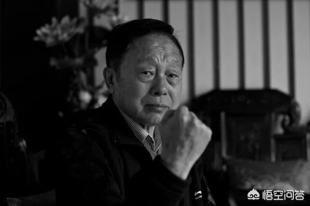 著名演员陈佩斯昨日深夜发文缅怀黄一鹤老先生，因使用繁体字惹网友热议，说出你的看法是什么？