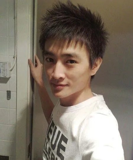 求这张图的同一个人的所有照片！